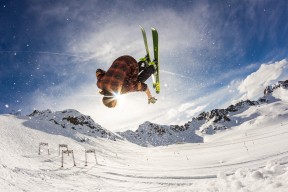 九游游戏中心官网-亚冠赛事现场观众人数创历史新高，亚冠参赛次数